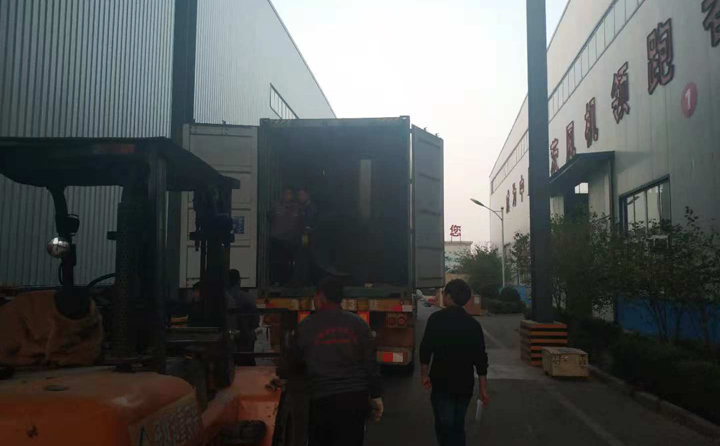 鋸末顆粒機正在裝車，準備發往塔桑尼亞(ya) 